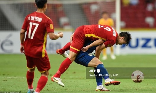 Đỗ Duy Mạnh tranh chấp với Supachok Sarachat trong trận bán kết AFF Cup 2020 giữa tuyển Việt Nam và tuyển Thái Lan tối 23.12. Ảnh: AFP