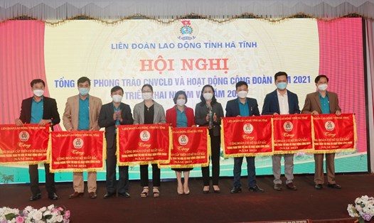 LĐLĐ tỉnh Hà Tĩnh tặng Cờ thi đua cho các tập thể xuất sắc trong hoạt động năm 2021. Ảnh: Trần Tuấn