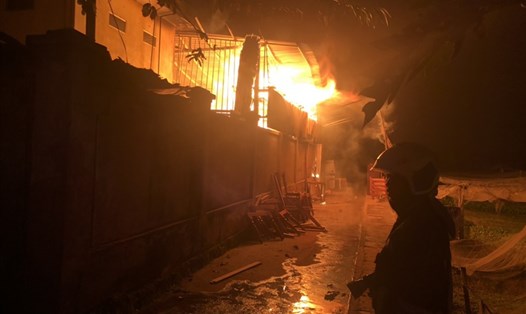 Xưởng gỗ rộng 70m2 tại Hoàng Mai, Hà Nội cháy ngùn ngụt vào rạng sáng nay.