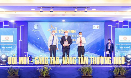 Ông Lê Trọng Khương - Tổng Giám đốc Hưng Thịnh Land nhận giải thưởng “Sản phẩm, dịch vụ tiêu biểu TP.HCM năm 2021”
