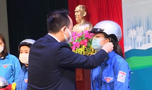 Chương trình trao tặng mũ cho Đoàn viên thanh niên tỉnh Thái Nguyên. Ảnh PV