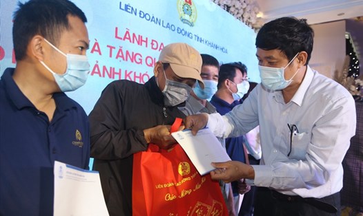 Các cấp công đoàn tỉnh Khánh Hoà trao quà và túi an sinh hỗ trợ công nhân lao động bị ảnh hưởng dịch COVID-19. Ảnh: Phương Linh