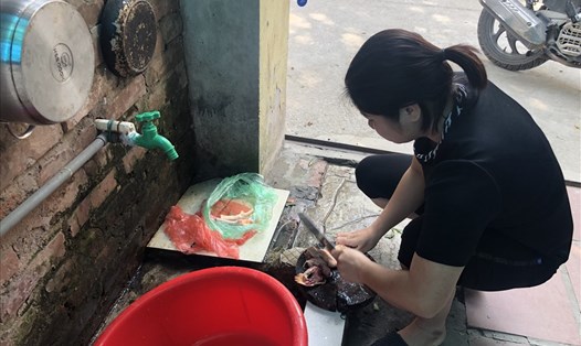 Một nữ công nhân chuẩn bị bữa ăn tại khu trọ thuộc xã Kim Chung, huyện Đông Anh, Hà Nội. Ảnh: Bảo Hân