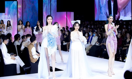 Sau khi gây sốt trên thảm đỏ Aquafina Vietnam International Fashion Week 2021 với vẻ ngoài xinh đẹp lộng lẫy cùng bộ trang phục gợi cảm, Hoa hậu Tô Diệp Hà tiếp tục gây ấn tượng trên sàn diễn thời trang.