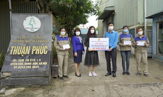 Liên đoàn Lao động huyện Đông Anh trao hỗ trợ người lao động bị F0 tại Công ty Cổ phần thương mại và sản xuất Thuận Phúc (ảnh minh hoạ). Ảnh: MQ