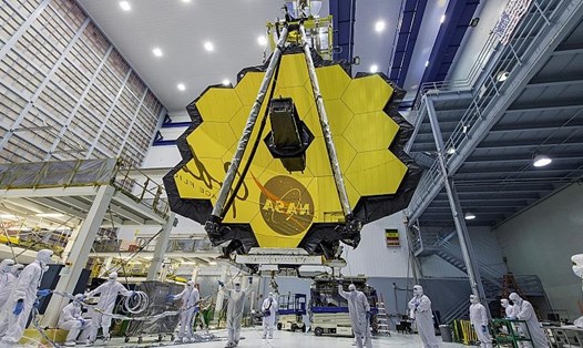 Kính viễn vọng không gian James Webb trong quá trình chuẩn bị tại NASA. Ảnh: NASA