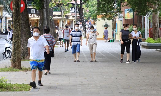 Hà Nội hiện có 8 quận nguy cơ cao, 67 xã phường vùng cam. Ảnh: Quang Thái