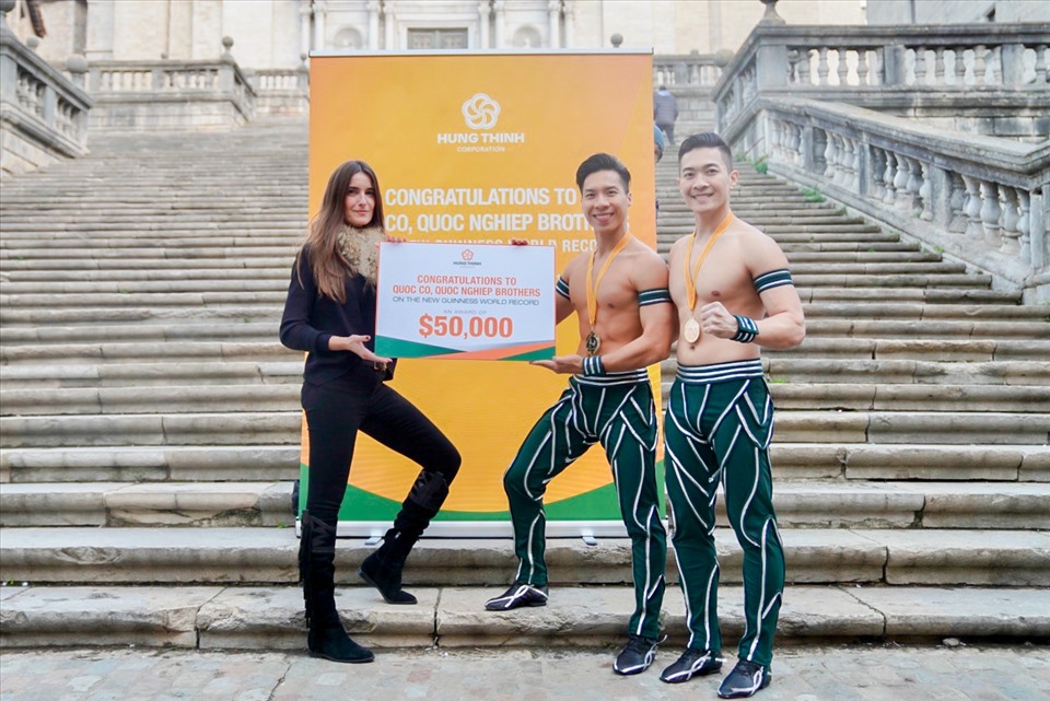 Nghệ sĩ xiếc Quốc Cơ, Quốc Nghiệp nhận lời chúc mừng và phần thưởng nóng từ đại diện Tập đoàn Hưng Thịnh