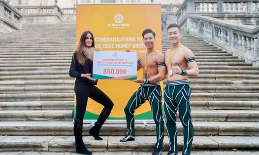 Nghệ sĩ xiếc Quốc Cơ, Quốc Nghiệp nhận lời chúc mừng và phần thưởng nóng từ đại diện Tập đoàn Hưng Thịnh