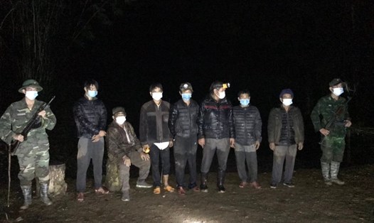 Lực lượng Đồn Biên phòng La Êê bắt 7 đối tượng nhập cảnh trái phép từ Lào về Việt Nam. Ảnh: Hồng Anh