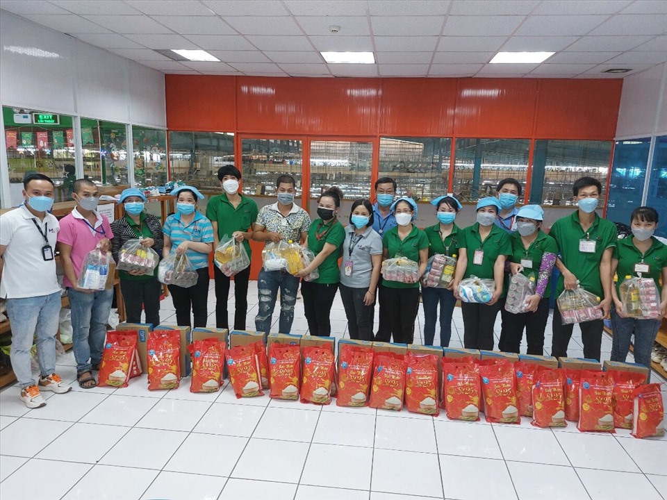 Người lao động bị ảnh hưởng do COVDI-19 được công đoàn hỗ trợ. Ảnh: Hà Anh Chiến