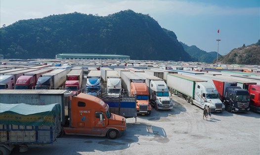 Vẫn còn hơn 4.200 xe container hàng hóa tại các cửa khẩu trên địa bàn tỉnh Lạng Sơn ngày 25.12. Ảnh: Hữu Chánh