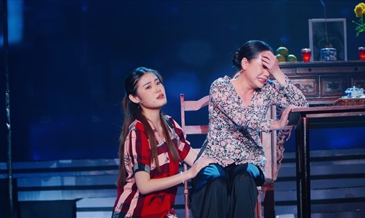 Quỳnh Như (ngoài cùng, bên trái) nhận lời khen về giọng hát. Ảnh: Khang