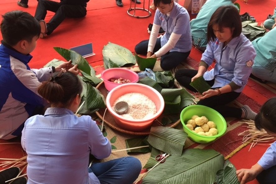 Thi gói bánh chưng là một trong các hoạt động được công nhân lao động yêu thích tại Tết sum vầy do Công đoàn tổ chức. Ảnh: Linh Nguyên