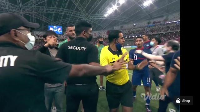 Huấn luyện viên tuyển Indonesia Shin Tae-yong chỉ tay, nổi nóng với các thành viên ngồi trên băng ghế dự bị của tuyển Singapore khi trận đấu bước vào giờ giải lao. Ảnh: CMH