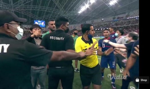 Huấn luyện viên tuyển Indonesia Shin Tae-yong chỉ tay, nổi nóng với các thành viên ngồi trên băng ghế dự bị của tuyển Singapore khi trận đấu bước vào giờ giải lao. Ảnh: CMH