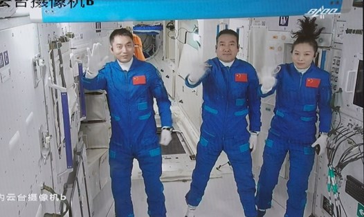 Ba phi hành gia Trung Quốc lần lượt là Diệp Quang Phú, Trác Chí Cương, Vương Á Bình trong Module lõi trạm vũ trụ Thiên Hà. Ảnh: Tân Hoa Xã