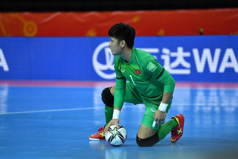 Thủ môn Hồ Văn Ý thi đấu xuất sắc cùng tuyển futsal Việt Nam. Ảnh: Quang Thắng
