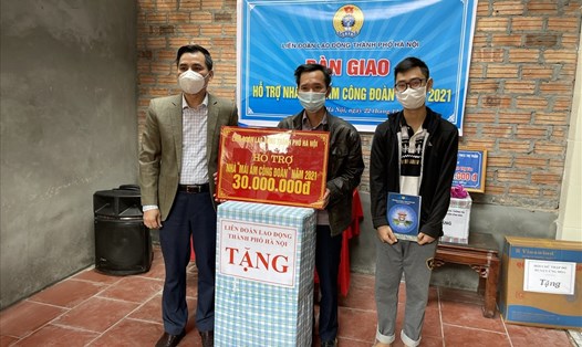 Lãnh đạo Liên đoàn Lao động Thành phố Hà Nội trao hỗ trợ Mái ấm Công đoàn cho đoàn viên. Ảnh: CĐHN
