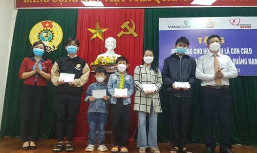 Quảng Nam trao Quỹ xã hội Tấm lòng vàng cho học sinh là con của công nhân có hoàn cảnh khó khăn. Ảnh: Thanh Chung