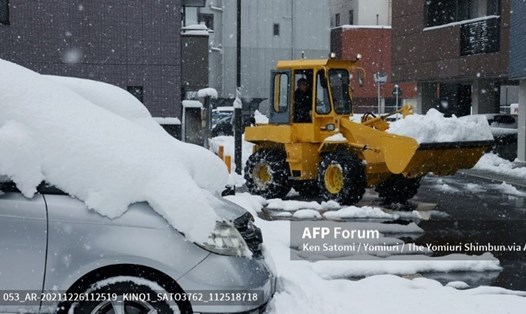 Thời tiết tuyết rơi dày đặc khiến hơn trăm chuyến bay bị hủy bỏ ở Nhật Bản ngày 26.12. Ảnh: AFP