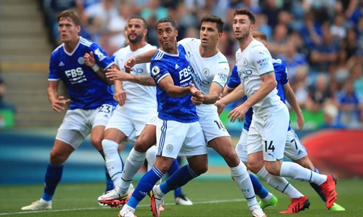 Leicester City (áo xanh) khó ngăn được Man City giành 3 điểm trên sân Etihad. Ảnh: EPL