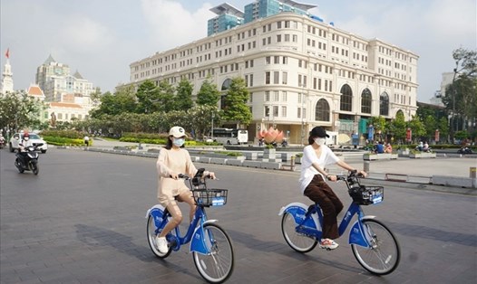 Người dân thuê xe đạp công cộng tại trung tâm TPHCM. Ảnh: Minh Quân