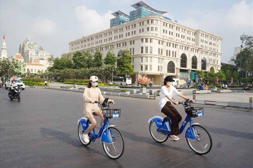 Người dân thuê xe đạp công cộng tại trung tâm TPHCM. Ảnh: Minh Quân Người dân thuê xe đạp công cộng tại trung tâm TPHCM. Ảnh: Minh Quân