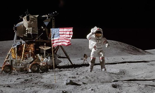 Phi hành gia, người chỉ huy nhóm công tác hạ cánh trên bề mặt Mặt trăng của tàu Apollo-16. Ảnh: NASA