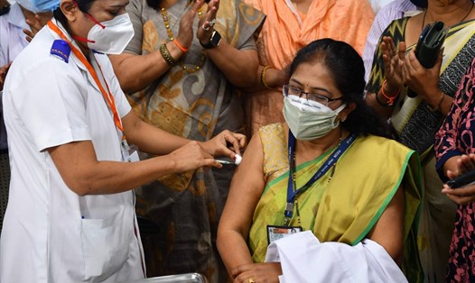 Một người dân ở Ấn Độ đang được tiêm vaccine COVID-19. Ảnh: AFP-JIJI