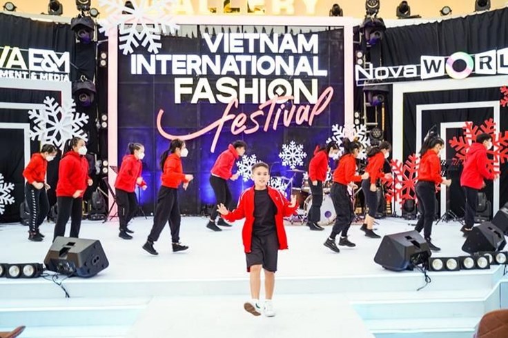 Rapper lai Tây "khuấy đảo" Lễ hội Thời trang quốc tế Việt Nam 2021