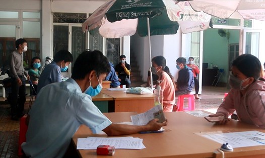 Người lao động đăng ký tìm việc tại Trung tâm dịch vụ việc làm tỉnh Đắk Lắk. Ảnh: Bảo Trung