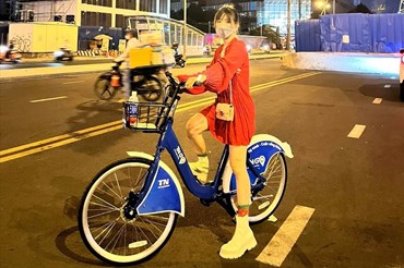 Chị Nguyễn Hoàng Như Thi sử dụng trải nghiệm phương tiện xe đạp công cộng tại TP.HCM. Ảnh: NVCC