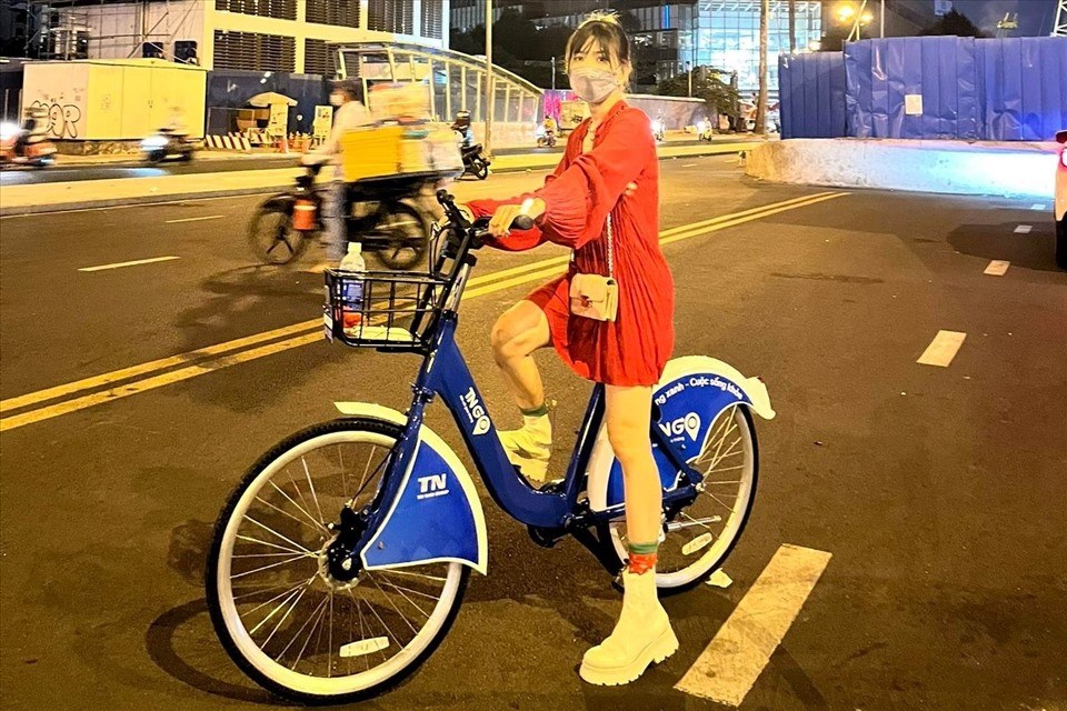 Chị Nguyễn Hoàng Như Thi sử dụng trải nghiệm phương tiện xe đạp công cộng tại TP.HCM. Ảnh: NVCC Chị Nguyễn Hoàng Như Thi sử dụng trải nghiệm phương tiện xe đạp công cộng tại TP.HCM. Ảnh: NVCC