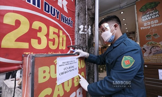 Các quận nguy cơ cao tại Hà Nội cấm bán hàng ăn uống tại chỗ. Ảnh: Tùng Giang