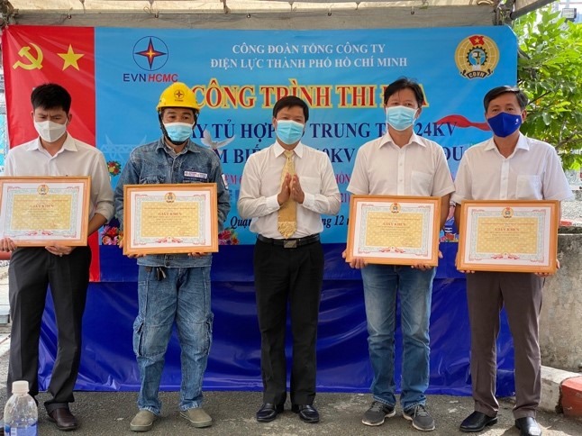 Ông Lê văn Minh - Chủ tịch Công đoàn EVNHCMC (giữa) - trao khen thưởng cho các tập thể, cá nhân có nhiều sáng kiến, cải tiến kỹ thuật trong quá trình thực hiện công trình. Ảnh: Đức Long