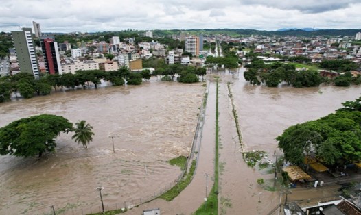 Lượng mưa lớn trong vài tuần qua tại Brazil đã khiến một số con đập bị vỡ và gây lũ lụt tại nhiều thành phố của nước này. Ảnh chụp màn hình