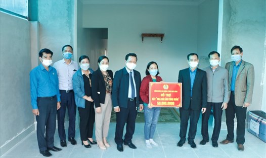 Đồng chí Nguyễn Mạnh Cương - Chủ tịch LĐLĐ tỉnh Hòa Bình - trao hỗ trợ nhà “Mái ấm Công đoàn” Ảnh: Mạnh Cường