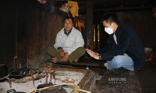 Người dân vùng cao ở tỉnh Hòa Bình chủ động giữ ấm trong thời tiết giá lạnh. Ảnh: Trần Trọng.
