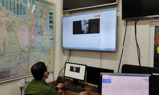 Người dân sử dụng app báo cháy 114 gọi video về Phòng Cảnh sát Phòng cháy chữa cháy Đà Nẵng để theo dõi và bố trí lực lượng phù hợp giảm thiểu thiệt hại. Ảnh: Thanh Chung