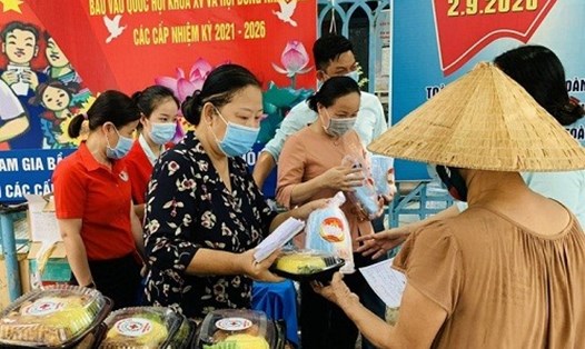 Cô Lang (áo đen bên phải), dù sức khỏe yếu kém nhưng cô Lang vẫn nhiệt tình tham gia các hoạt động cộng đồng tại địa phương. Ảnh: Cục PC Tệ nạn- Xã hội