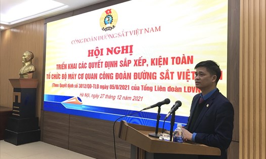 Phó Chủ tịch Ngọ Duy Hiểu đánh giá cao quyết tâm của Công đoàn Đường sắt Việt Nam trong việc triển khai sắp xếp, kiện toàn, về tổ chức, bộ máy. Ảnh: Kiều Vũ