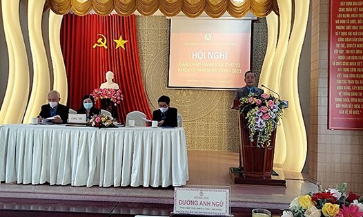 Ông Hoàng Liên, Chủ tịch LĐLĐ tỉnh Lâm Đồng phát biểu tại Hội nghị tổng kết hoạt động công đoàn năm 2021. Ảnh Đức Thiệm