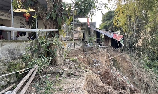 Căn nhà của gia đình ông Nguyễn Văn Toán (xóm Gành, thôn Trung Hà, xã Thái Hòa, huyện Ba Vì, TP.Hà Nội) đang ở trong vùng nguy cơ sạt lở, nguy hiểm. Ảnh: Hà Anh