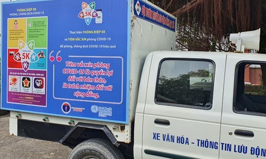 Tỉnh Bạc Liêu sử dụng xe lưu động tuyên truyền tiêm vaccine đến người dân trong tỉnh. Ảnh: Nhật Hồ
