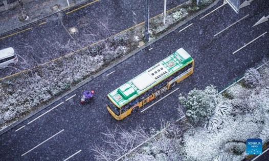 Một chiếc xe buýt chạy trong tuyết ở thành phố Quý Dương, tỉnh Quý Châu, phía Tây Nam Trung Quốc, ngày 26.12.2021. Ảnh: Tân Hoa Xã