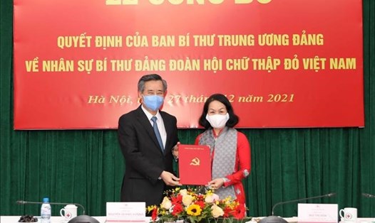 Ông Nguyễn Quang Dương, Phó Trưởng Ban tổ chức Trung ương trao quyết định của Ban Bí thư Trung ương Đảng cho bà Bùi Thị Hòa. Ảnh: TTXVN