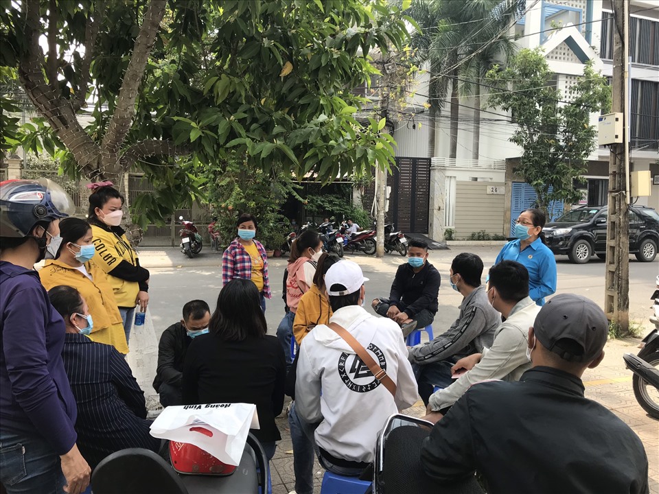 Tư vấn viên - Trung tâm tư vấn pháp luật Công đoàn - LĐLĐ tỉnh Đồng Nai - đang tư vấn cho công nhân lao động Công ty TNHH Gỗ Lee Fu Việt Nam. Ảnh: Hà Anh Chiến