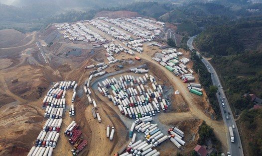 Hàng nghìn xe hàng hóa ùn ứ tại cửa khẩu Tân Thanh (Lạng Sơn). Ảnh: Tùng Đinh