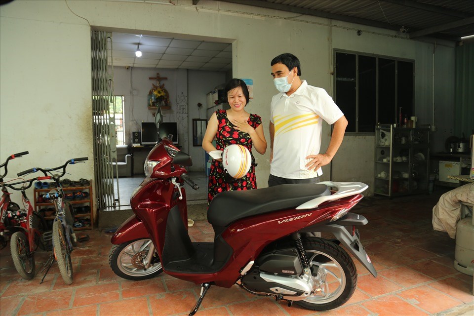 Quyền Linh thay mặt chương trình tặng xe máy cho nữ hộ sinh tuyến đầu. Ảnh: G.M.